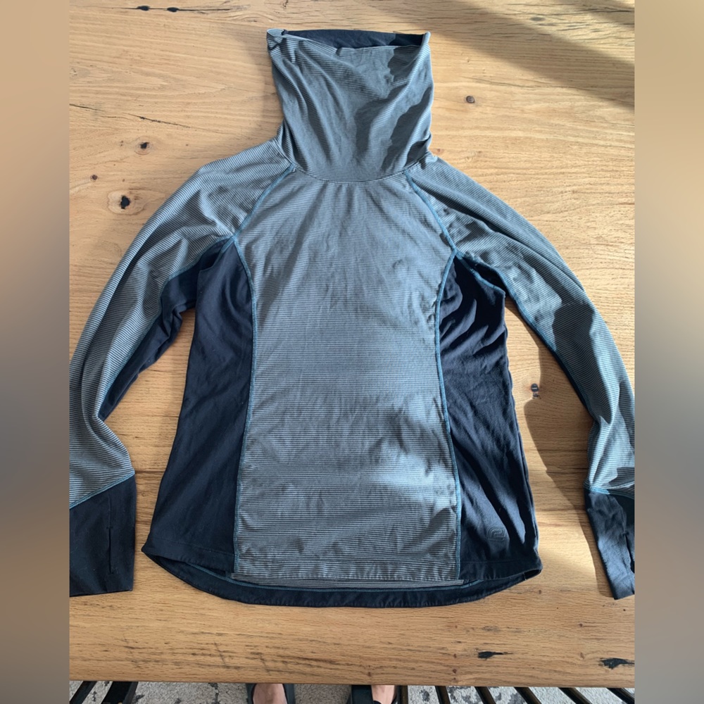 Roadrunner Sports Woman’s Trainer Shirt Size L Gray Stripes Details!!